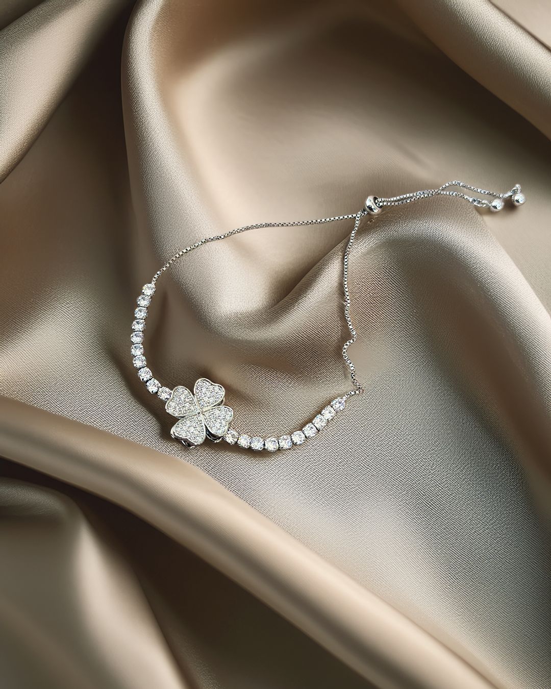 Ethereal Clover Radiance | Kristal İşlemeli Şans Bilekliği